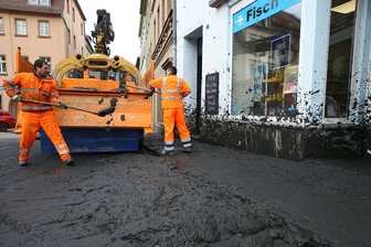 Lkw verliert stinkenden Schlamm vor Frischemarkt in Waldenburg -