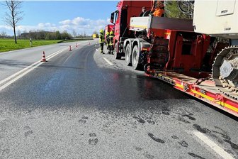 Lkw verteilt Ölspur auf S 258 bei Zwönitz - Durch einen Defekt an einem Lkw wurde Hydraulikflüssigkeit auf der Fahrbahn verteilt. Eine Spezialfirma erledigt die Aufräumarbeiten.