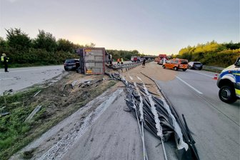 Lkw verunglückt auf A 72 bei Niederfrohna - Ein mit Getreide beladener Lkw ist am Dienstagabend auf der A 72 bei Mühlau verunglückt.