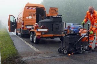 Lkw zwängen sich durchs Dorf - Anwohner in Aufregung - Während der Verkehr aus Richtung Marienberg weiterhin normal rollte, neigte sich die Sanierung der anderen gesperrten Fahrbahnseite am Donnerstag mit der Fugenverfüllung dem Ende entgegen. Sieben Abschnitte erhielten eine neue Decke. In der kommenden Woche ist die andere Fahrbahnhälfte an der Reihe.