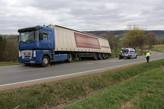 Lkw zwischen Königswalde und B 95 von Straße abgekommen - Ein Lkw ist am Dienstag bei Königswalde teilweise von der Straße abgekommen.