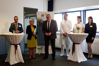 LMK: Gesundheitsministerin übergibt Förderbescheid - Sächsische Gesundheitsministerium Barbara Klepsch (2. v. l.) bei der Übergabe in Mittweida