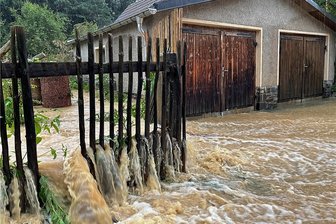 Lob, Baustellenärger, Sperrmüll: So hallt das Unwetter im Vogtland nach - Der kleine Gerberbach verwandelte sich am Dienstagabend in Oelsnitz ineinen reißenden Fluss, hier an der Voigtsberger Straße.