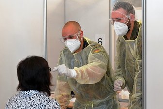 Lob für die Helfer in Uniform: Beim Testen in Freiberg geht es zackig zu - Corona-Testzentrum im Städtischen Festsaal in Freiberg: Die Oberstabsgefreiten Fabio Sievers und Artur Wittmann (rechts) bei einem Speicheltest.