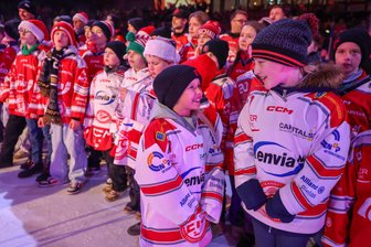 Lob und Kritik nach Weihnachtssingen bei den Eispiraten Crimmitschau: Die schönsten Fotos von der Premiere - Mehr als 50 Kinder aus dem Nachwuchs des ETC Crimmitschau sangen „Schneeflöckchen, Weißröckchen“.