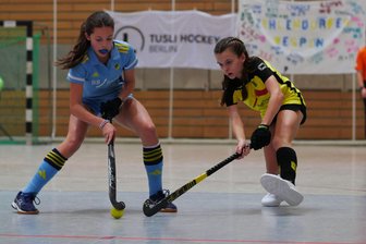 Lob von einer Olympiasiegerin: Freiberger Hockey-Mädchen zeigen sich in Berlin von ihrer besten Seite - Die FHTC-Mädchen um Juliane Winkler (r.) haben sich in Berlin gegen starke Konkurrenz – hier eine Szene aus dem Spiel gegen die Zehlendorfer Wespen – achtbar aus der Affäre gezogen.