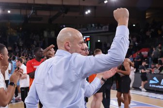 Lob von Niners-Trainer Pastore für zwei Spieler nach dem Sieg in Hamburg: „Mit ihnen waren wir eine andere Mannschaft“ - „Die ganze Saison ist Drama“, sagt Niners-Trainer Rodrigo Pastore, der am Mitwochabend mit den wenigen Fans aus Chemnitz den Sieg in Hamburg bejubeln konnte.