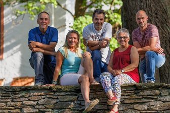 Lobpreis-Open-Air erstmals vor royaler Kulisse in Schlettau - Das Organisationsteam am Schloss: Markus Josiger, Gabriele Fürtsch, Thomas Unger, Ilona Martin und Anton Wurziger (v. l.). 
