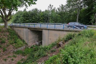 Lobsdorf/Callenberg: Ab Montag ist S 245 gesperrt - wegen Brückenabriss - Das über 70 Jahre alte Brückenbauwerk an der Lobsdorfer Straße (S 245) nahe der A 4 wird durch einen modernen Fertigteildurchlass ersetzt. Die Arbeiten sollen bis zum Jahresende dauern.