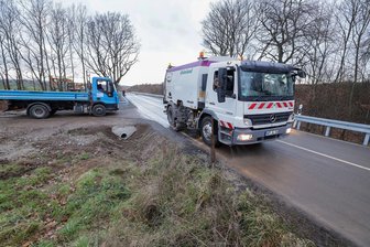Lobsdorf/Callenberg: S 245 wird heute geöffnet - Am Freitagmorgen wurde die Straße gereinigt, gegen 10 Uhr soll die offizielle Abnahme erfolgen. Anschließend wird die Straße zwischen Niederlungwitz und Anschlussstelle A4 wieder aufgemacht.