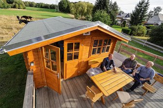 Lobsdorf: Wie ein Verein Leben aufs Land bringt - Andreas Werner, Michael Oehler und Wolfgang Schleife (v. l.) von „Wir Lobsdorfer“ vor dem Gartenhäuschen auf dem Vereinsgelände. Inzwischen finden hier regelmäßig Veranstaltungen statt – in diesem Jahr hatte zum Beispiel das Sommerkino Premiere.