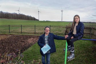 Lobsdorfer Familie leidet unter Windrad-Lärm - Frank Heilmann (66) mit Enkelin Mathilde (12) auf seinem Grundstück im St. Egidiener Ortsteil Lobsdorf: Seitdem die drei Windräder im Hintergrund in Betrieb sind, ist es mit der ländlichen Ruhe vorbei. Speziell die Anlage rechts im Bild ist als Lärm-Quelle im Verdacht. Heilmann kann nur noch ruhig schlafen, wenn Flaute ist.