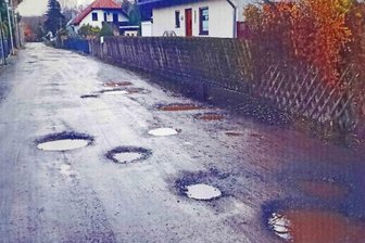 Loch an Loch: Leubnitzer Anwohner sind vom Straßenzustand genervt - Loch an Loch: So sieht die Teichstraße aus.