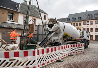 Loch hinter Rochlitzer Rathaus wird mit Beton gefüllt - 