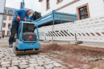 Loch hinterm Rochlitzer Rathaus: Gehweg wieder in Ordnung - Jens Bochmann setzte die Pflastersteine wieder ein.