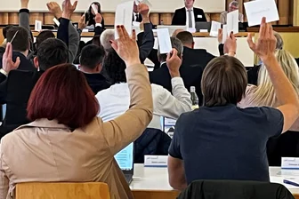Loch im Haushalt: Mittelsachsen muss den Gürtel enger schnallen - Mittelsachsens Kreisräte haben am Mittwochabend auch über den Haushalt für 2025 und 2026 abgestimmt.