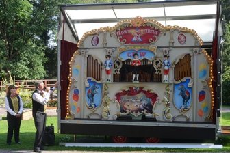 Lochkarten bringen 87-Jährige zum Klingen - Die Orgelschausteller Christiane und Heinz Wimmer erklärten nach dem Konzert in Hohengrün ihre restaurierte Straßenorgel.