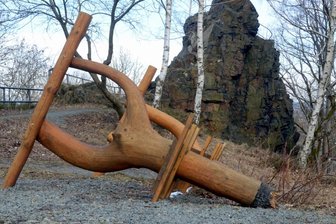 Lochstein: Sitzgruppe wird aufgebaut - Die am Falkensteiner Lochsteinfelsen installierte Sitzgruppe wurde letzten Sommer offenbar mit roher Gewalt zu Fall gebracht.
