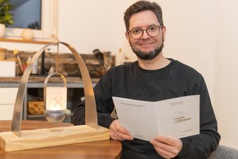 Lockdown: Als das Erzgebirge plötzlich zu leuchten begann - Mark Schmidt hat im März 2020 nicht nur die Lichteraktion initiiert. Wenig später entwickelte er auch seinen eigenen Schwibbogen, den „Schmidtbogen“.