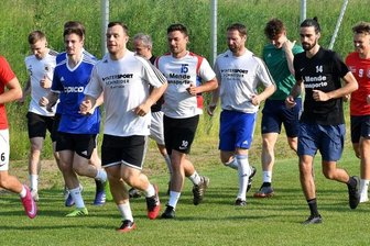 Lockerer Aufgalopp nach Zwangspause - Bei den ersten Trainingseinheiten nach dem Lockdown ist bei den Mittweidaer Fußballern die Sehnsucht nach dem runden Leder groß gewesen. Dabei meldete sich nach einer längeren Pause auch Defensiv-Spezialist Hannes Ryssel (3.v.r.) zurück. 