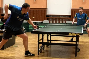 Lockeres Saison-Halali für die Tischtenniscracks aus Geyersdorf und Tannenberg - Für Gornsdorfs Stefan Meiner (l.) wird die Landesligapartie gegen Oschatz ein echtes Heimspiel. Der bullige Offensivmann kommt aus Thum.