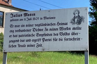 Lockt zum Lesen: Neues Literaturpanorama der Vogtländischen Literaturgesellschaft - Hinweistafel auf den Dichter Julius Mosen (1803-1867) in seinem Geburtsort Marieney.