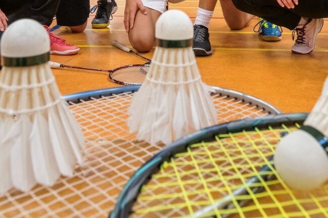 Löcher im Boden der Niederwürschnitzer Schulturnhalle werden repariert - In Niederwürschnitz wird erfolgreich Badminton gespielt (Symbolbild) - aber der Hallenboden weist Löcher auf. Nun soll das Problem behoben werden. 