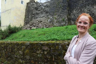Löcher im Schloss Purschenstein: Was zerstörte die Mauern hoch über Neuhausen im Erzgebirge? - Hoteldirektorin Diana Kümmel-Guszan vor der Stelle, die bereits 2012 am Schloss Neuhausen abgerutscht ist.