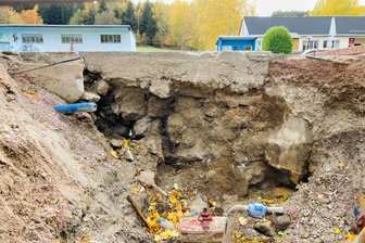Löcher in Beckenwand: Bedeuten sie das endgültige Aus für ein Freibad im Erzgebirge? - Das Ausmaß des Schadens am Mauerwerk des Bockauer Freibads zeigt sich von außen: An mehreren undichten Stellen tritt Wasser aus.