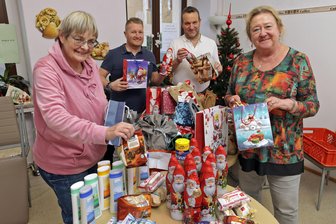 Löffelstube Hohenstein-Ernstthal: Weihnachtsbeutel für Bedürftige - Kerstin Bürger, Christian Meisel, Bertram Blümel und Ramona Chrzibek (von links) mit Weihnachtsbeuteln.