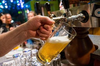 Löhne in Sachsens Gastgewerbe steigen in vier Stufen bis Juni 2023 - 