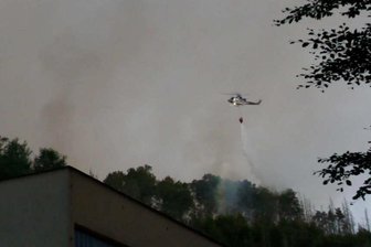 Löscharbeiten im Nationalpark Böhmische Schweiz dauern an - Rauchschwaden ziehen durch Sachsen -