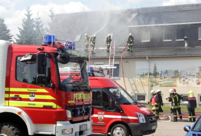 Löscharbeiten in Reitzenhainer Knödelfabrik setzen Produktion unter Wasser - Rund 110 Einsatzkräfte waren am Montag am Ortseingang von Reitzenhain damit beschäftigt, den Brand im Dachgeschoss zu löschen.