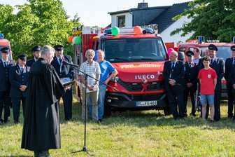 Löschauto vor Publikum präsentiert - 
