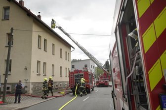 Löscheinsatz in Chemnitz: Carport-Brand legt Verkehr auf Erfenschlager Straße lahm - Feuerwehreinsatz am Pfingstsonntag auf der Erfenschlager Straße.