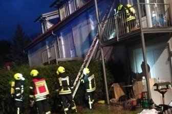 Löscheinsatz in Mehrfamilienhaus - In der Pleißenbergsiedlung löschte die Feuerwehr einen Brand in einem Mehrfamilienhaus.