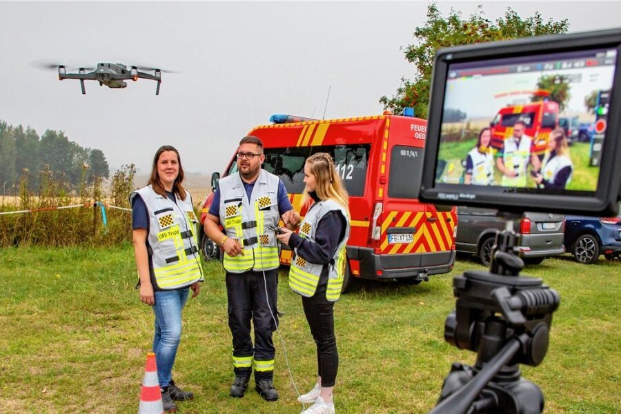 Löscheinsatz mit Drohne: Die Feuerwehr in Oederan kann jetzt fliegen - Jenny Rohnke (links) und Lena Matthes von der Gahlenzer Ortswehr sowie Marco Schaffarschick von der Oederaner Wehr gehören zur Drohnengruppe.
