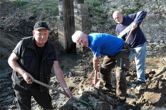 Löschteiche Geringswalde: Meinungen gehen auseinander - Am sogenannten Plattenteich bei Arras legten die Angler schon mal selbst Hand an und entschlammten das Gewässer.