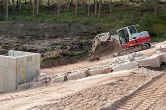 Löschwasser für mögliche Waldbrände in der Kammregion: Warum ein Teich saniert wird - Der zwischen Mühlleithen und Gottesberg gelegene Heroldsteich ist derzeit eine Baustelle.