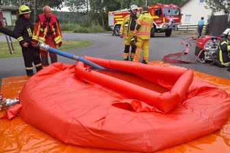 Löschwasser-Misere: Vogtländische Wehren mit einem Faltbehälter - 