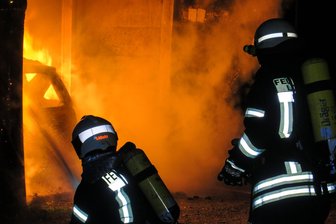 Lößnitz: Auto brennt in Garagenanlage aus - Mit Löschschaum konnten die Kameraden der Feuerwehr den Brand schnell unter Kontrolle bringen.