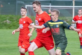 Lößnitz bringt sich um verdienten Lohn - Der Lößnitzer Hendrik Weiße liefert sich in dieser Szene ein Laufduell mit David Schwerdtner (rechts) vom FV Dresden Laubegast. Der FCL unterlag zuhause mit 0:1.