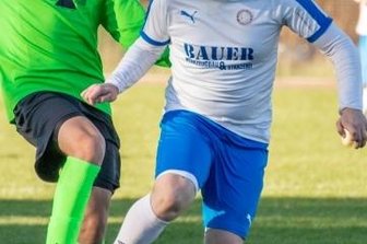 Lößnitz bringt Zwönitz ins Schwitzen - Ein packendes Duell lieferte sich in der Kreisliga der FSV Zwönitz zuhause gegen Lößnitz II. In dieser Szene versucht Luca Groß (l.) von den Gastgebern, Philip Leipner vom FCL den Ball abzujagen.