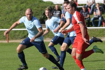 Lößnitz erlebt Derby-Debakel - Begleitet von einem Pulk Marienberger Kicker jagt der Lößnitzer Nico Seifert auf eigenem Platz dem runden Leder nach. Sein Team fasste im Erzgebirgsderby der Landesliga aber nie richtig Fuß und verlor 1:3. 