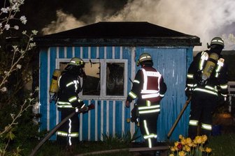 Lößnitz: Gartenlauben in Flammen - Am späten Sonntagabend hat es in einer Kleingartenanlage in Lößnitz gebrannt.