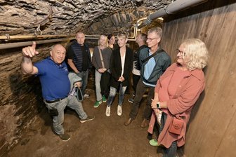 Lößnitz’ geheime Keller öffnen ihre Pforten - Andreas Voß (vorn l.) hat Interessierten den Keller des ehemaligen Kinos gezeigt.
