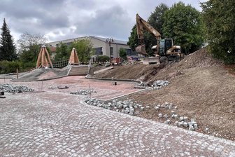 Lößnitz kann mehrere Millionen ins Neubaugebiet investieren - Die Arbeiten am Platz der Generationen laufen bereits. Jetzt kann die Kommune mit weiteren Millionen planen.