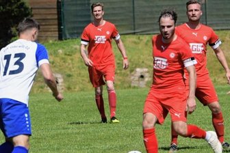 Lößnitz kassiert ein halbes Dutzend - Auch der Lößnitzer Nico Seifert - hier am Ball - hatte gegen den FSV Oderwitz mächtig zu kämpfen. Am Ende kassierte der FCL am Sonnabend zum Saisonfinale ein halbes Dutzend Gegentore.