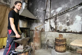 Lößnitz: Langfinger stehlen Familienerbstück aus historischer Werkstatt - Christian Schöberl am Amboss in der Marktgasse 1. Während er für Besucher schmiedete, wurde ein Exponat gestohlen.
