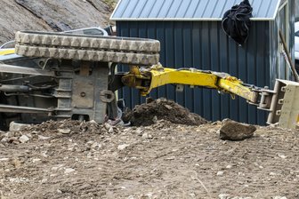 Lößnitz: Minibagger kippt um - Fahrer eingeklemmt - 